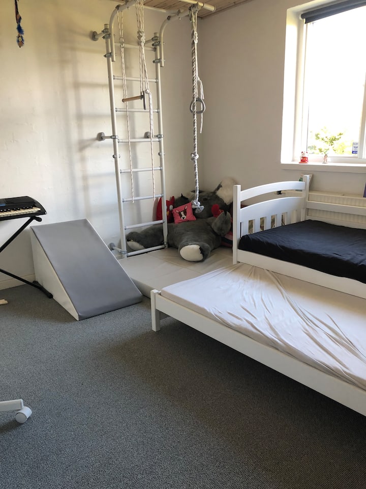 帶攀牆的兒童房，鋼琴可拉出第二張牀。