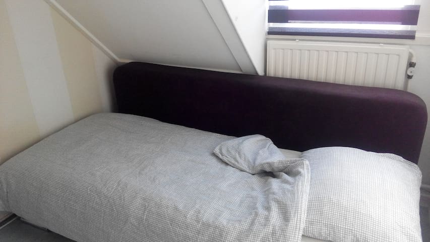 small room, outskirts city Goes