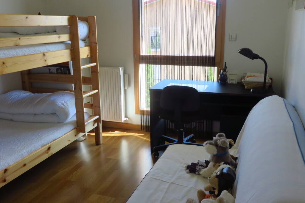Chambre "Les Abécédaires de nos grand-mères" ,deux lits superposés,un clic-clac,un bureau.