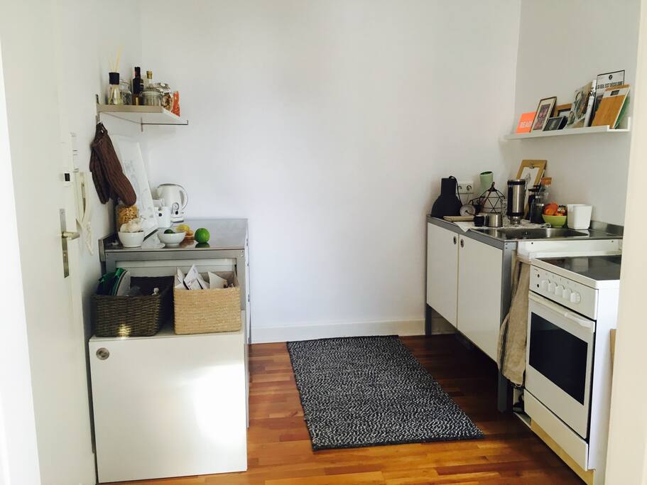 Voll ausgestattete Küche mit Ceranfeld, Backofen und Kühlschrank. Geschirr, Besteck, Töpfe, Pfannen, Gläser, Tassen.... usw...alles da!