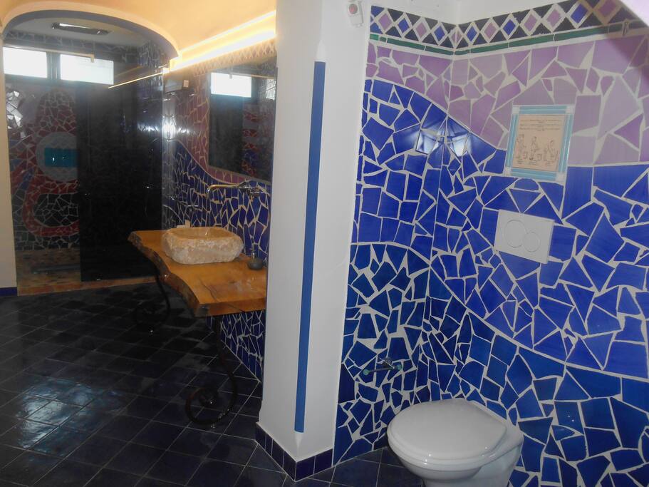 bagno in piastrelle vietresi e cabina doccia in cristallo