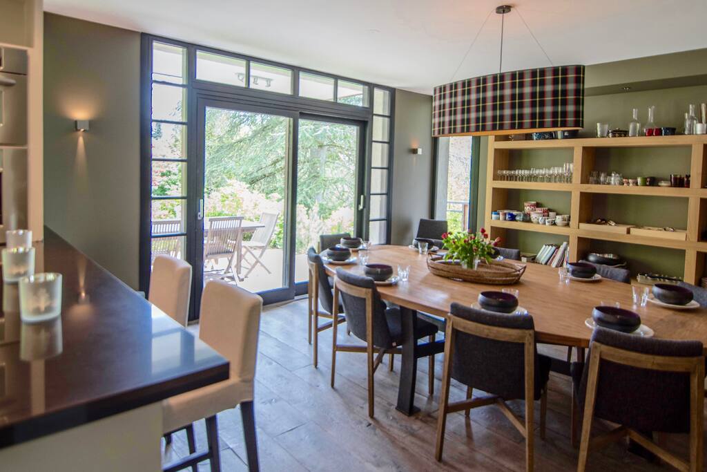 salle à manger ouverte sur la cuisine et la terrasse, vue montagnes