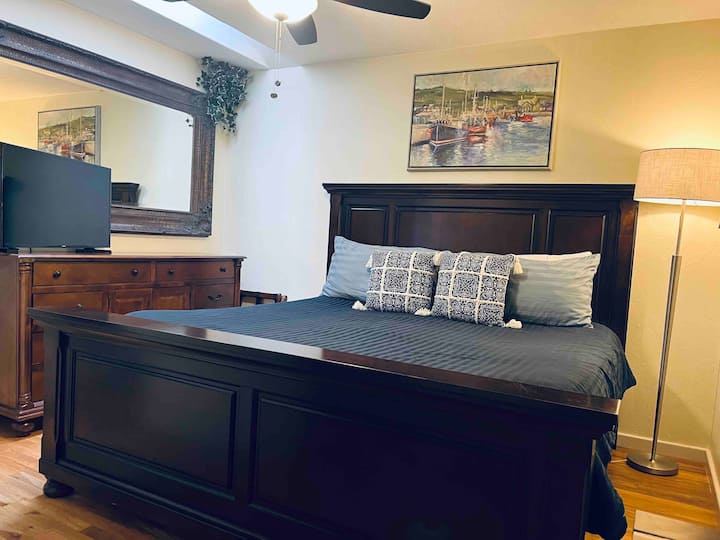 ห้องนอนคิงไซส์พร้อมที่นอนสีม่วง 