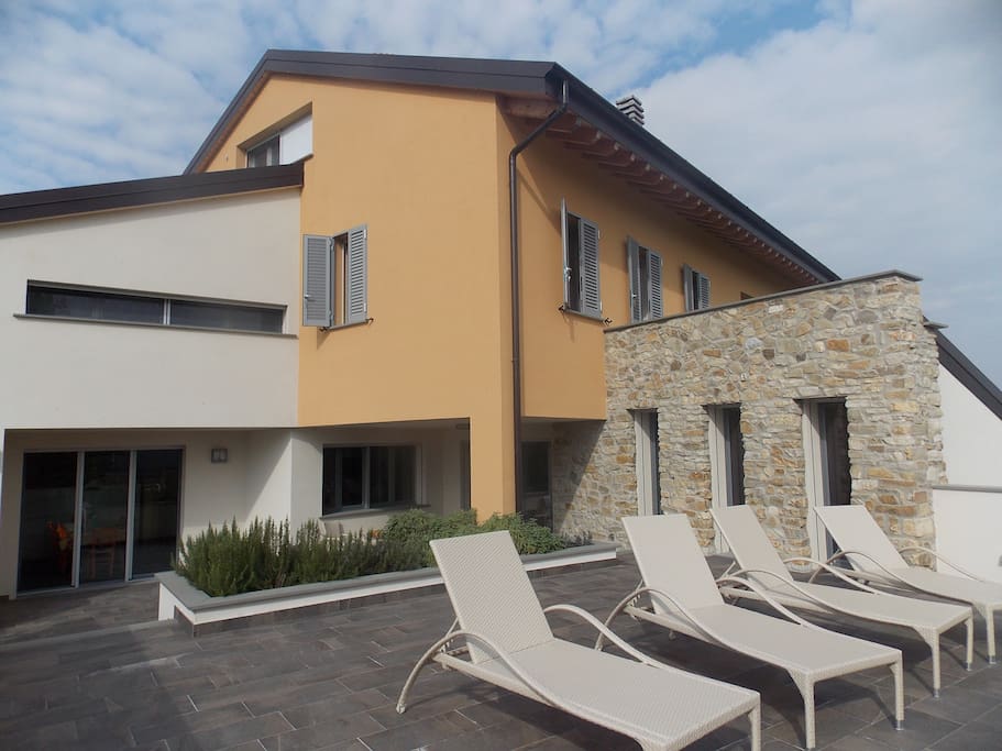 Terrazzo con accesso da cucina e salone