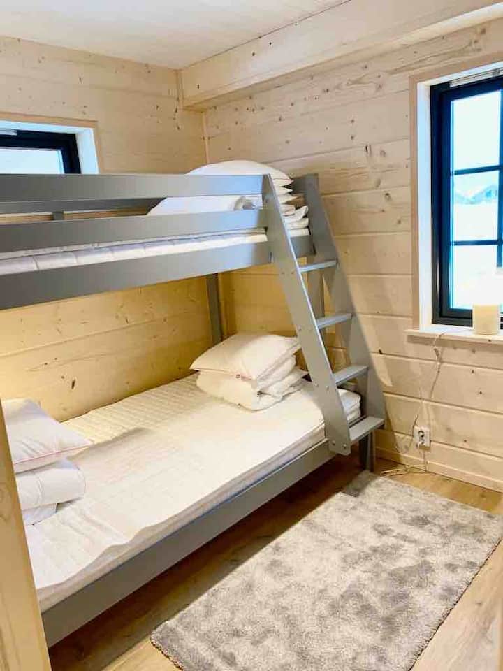 Dormitorio 2 en planta baja con cama familiar. La parte inferior es de 120 cm y la parte superior de 90 cm de ancho. 
