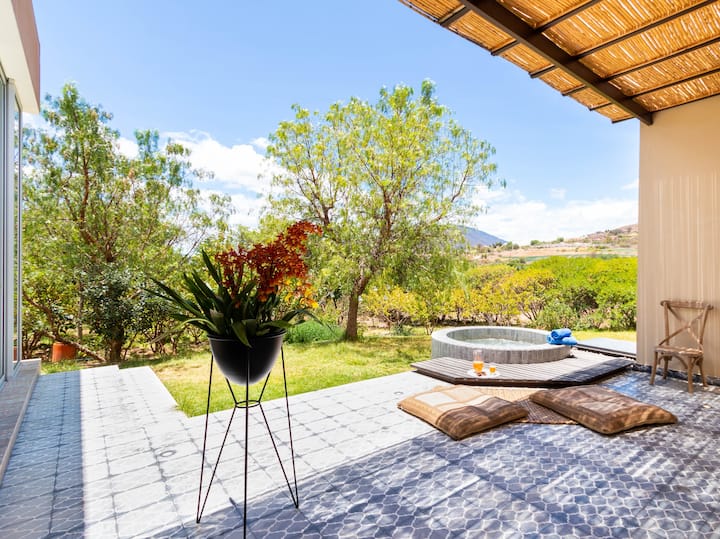 Romantic Getaway: Private Hot Tub & Fireplace - Sáchica