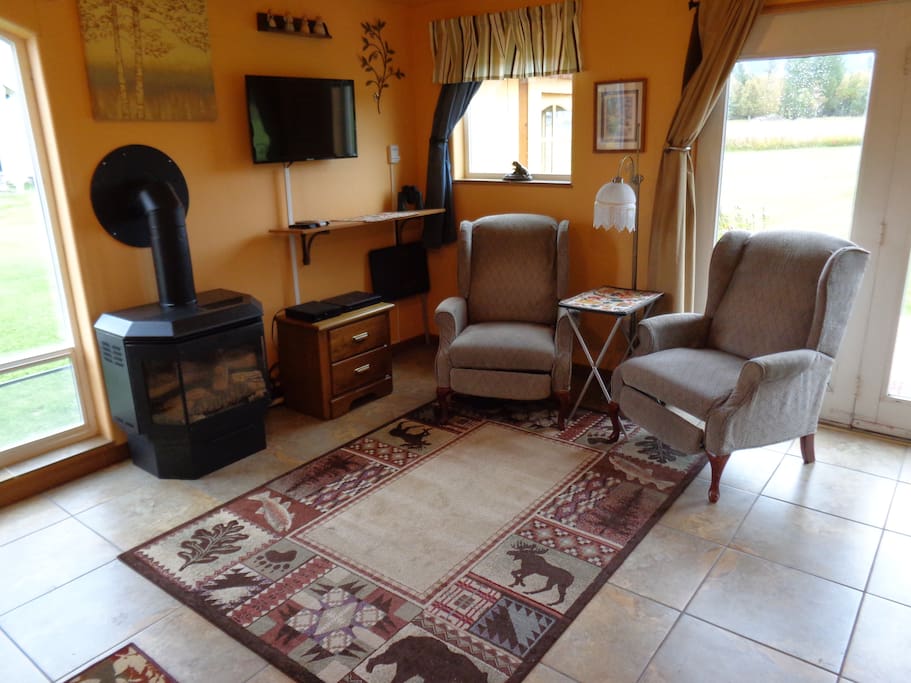 Natural gas fireplace, reclining chairs, flat screen TV.