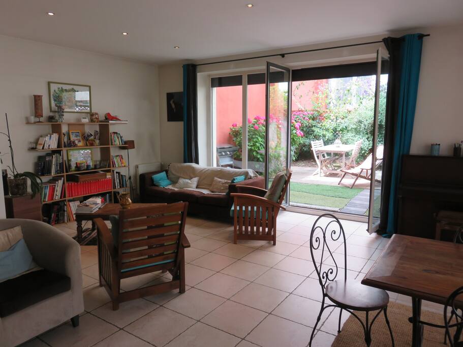 Salon avec vue sur la terrasse
