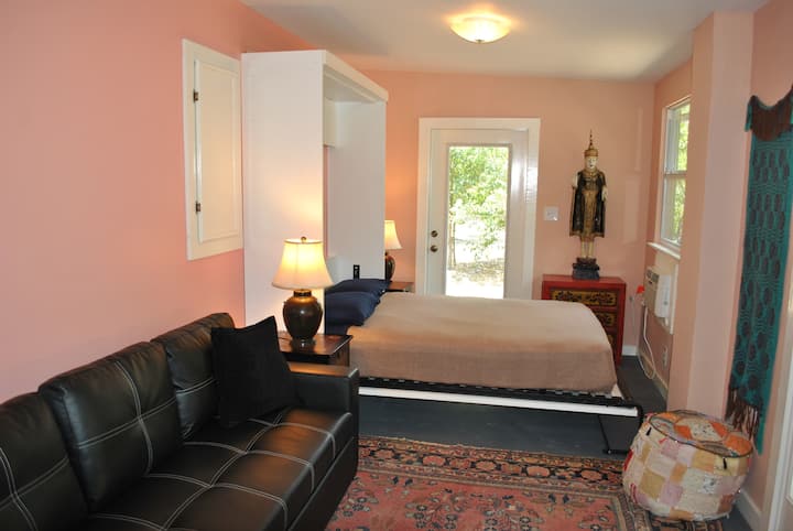 Спална соба 2 со брачен кревет „Марфи“ е изваден.