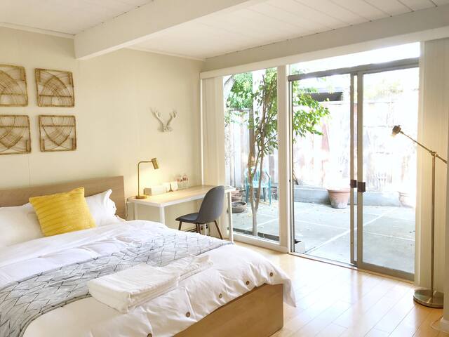 Bright Private Room in Palo Alto