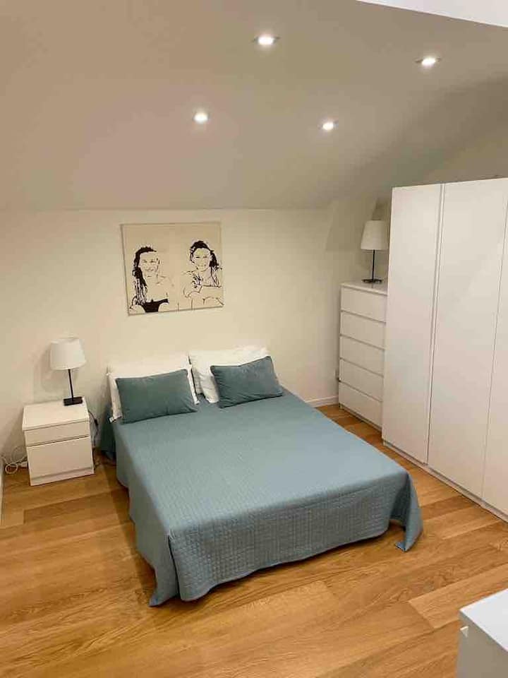 第二间卧室配有开放式沙发床 