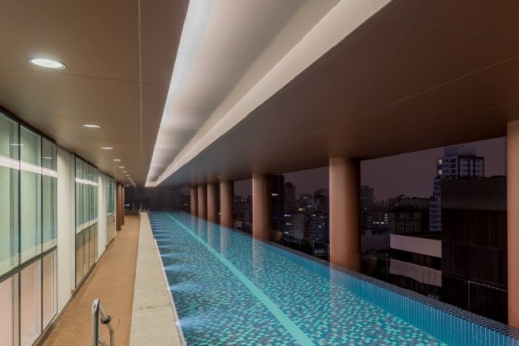 Piscina de 50m com borda infinita e vista privilegiada da cidade se São Paulo.