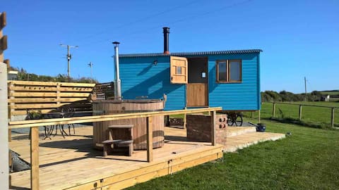 Bea's Hut by Sandy Beach Anglesey with hot tub