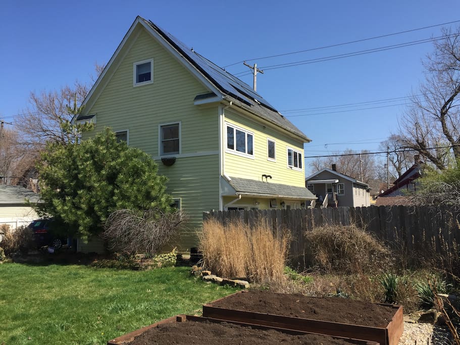 Ohio City Home - Centrally located, and minutes from downtown. Walking distance to restaurants, bars, and 4+ breweries.