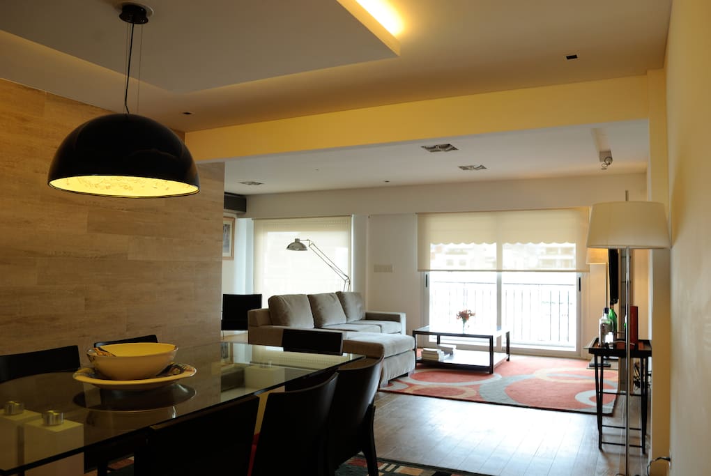 Mesa del comedor para 8 pers. vista de los dos livings