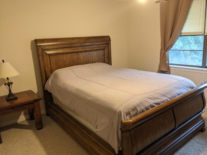 Dormitorio de abajo 1 cama tamaño queen