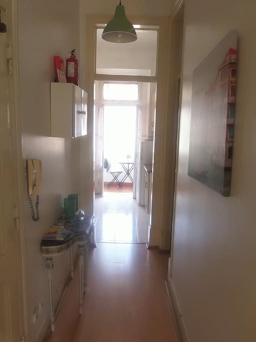 Corredor entre a sala de estar e a cozinha.