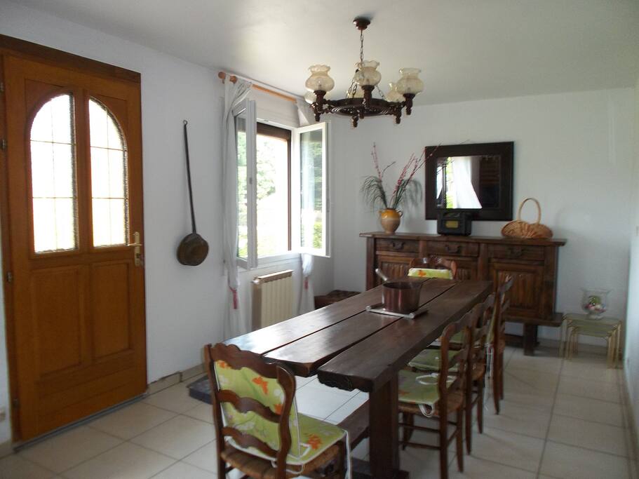 salle a manger pour de nombreux convives