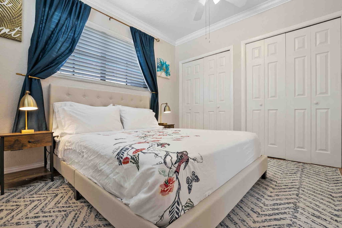 ห้องนอนผู้เข้าพัก 1 พร้อมตู้เสื้อผ้าขนาดใหญ่ 