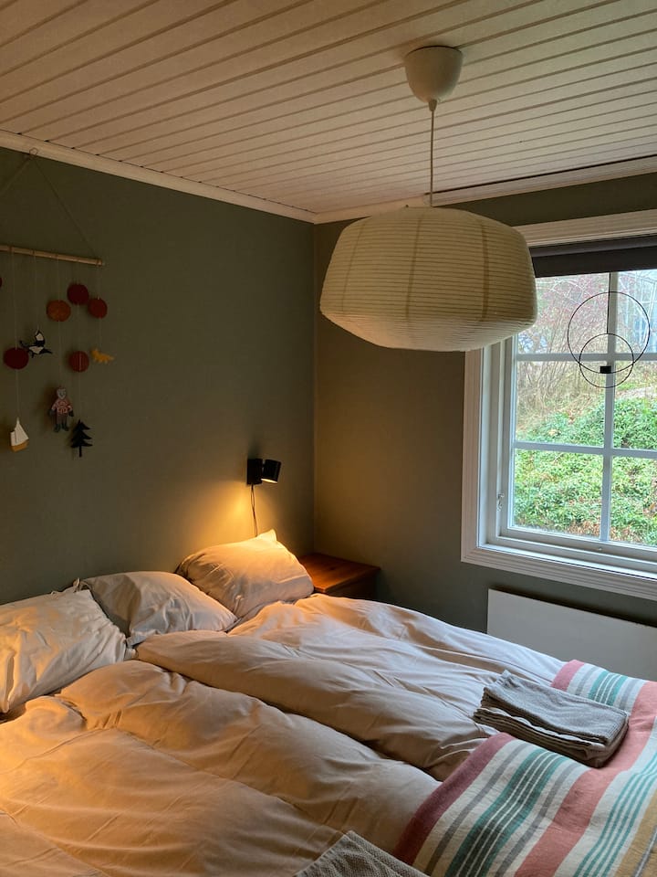 Det stora sovrummet med en 180-säng/ / Chumba cha kulala cha bwana na kitanda cha ukubwa wa mfalme.