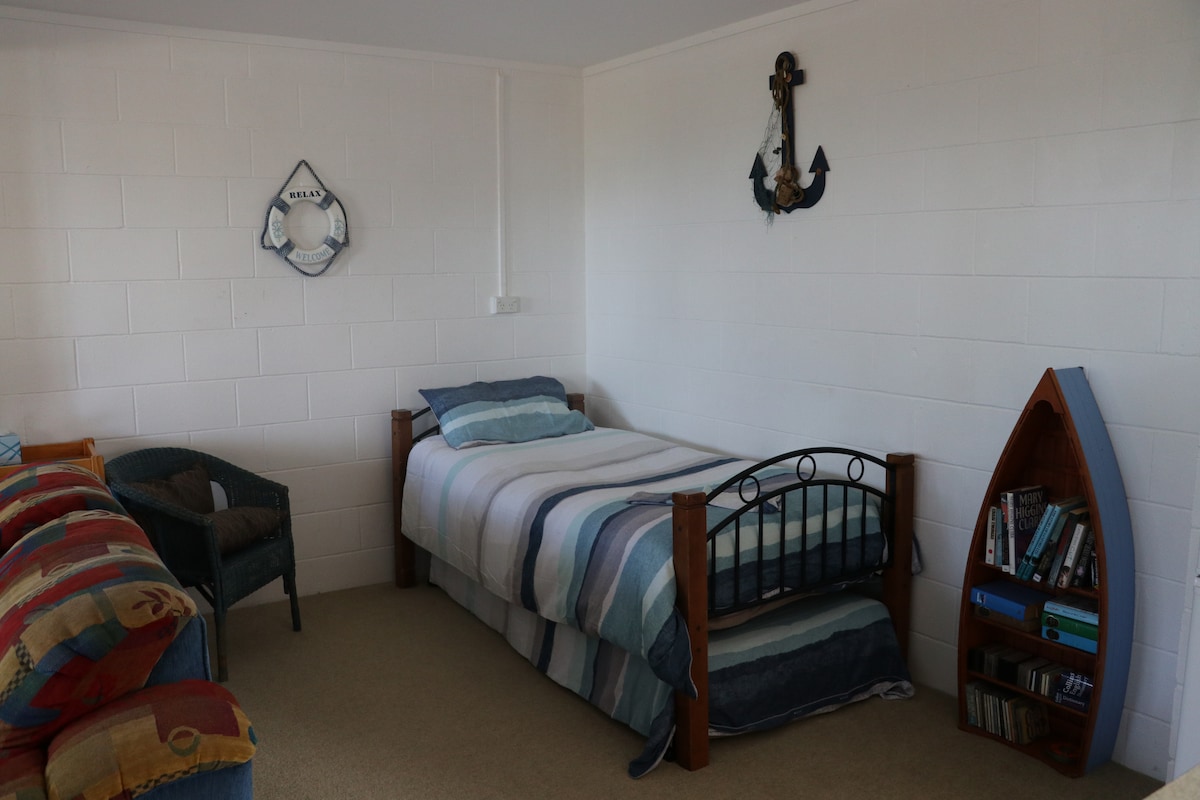 Vitanda viwili vya mtu mmoja katika eneo la wazi la kuishi