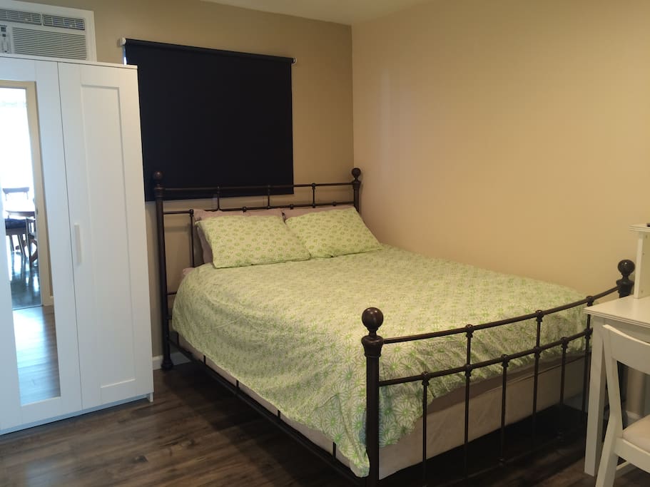 Comfortable room 2 with a queen bed