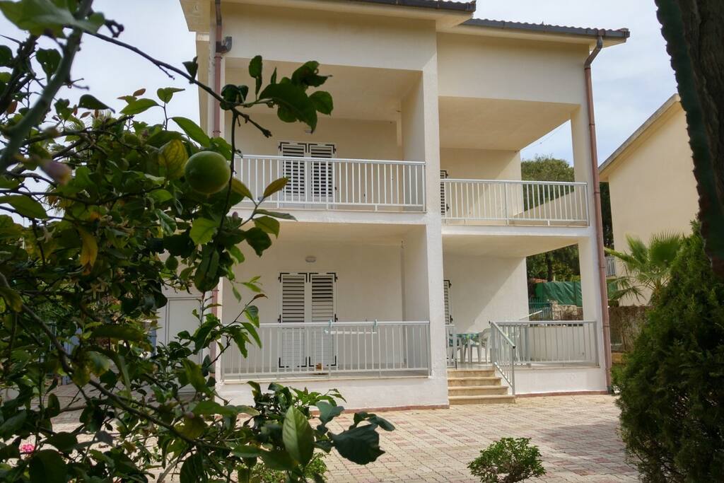 vista frontale villa