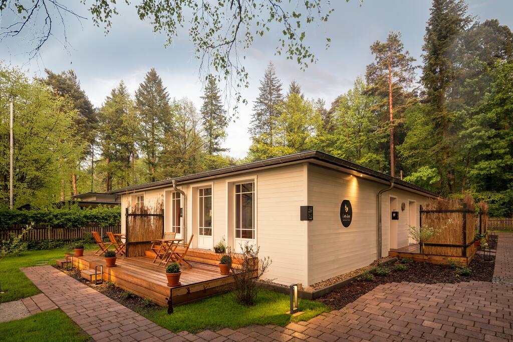 Außenansicht Little Suites im Frühling
