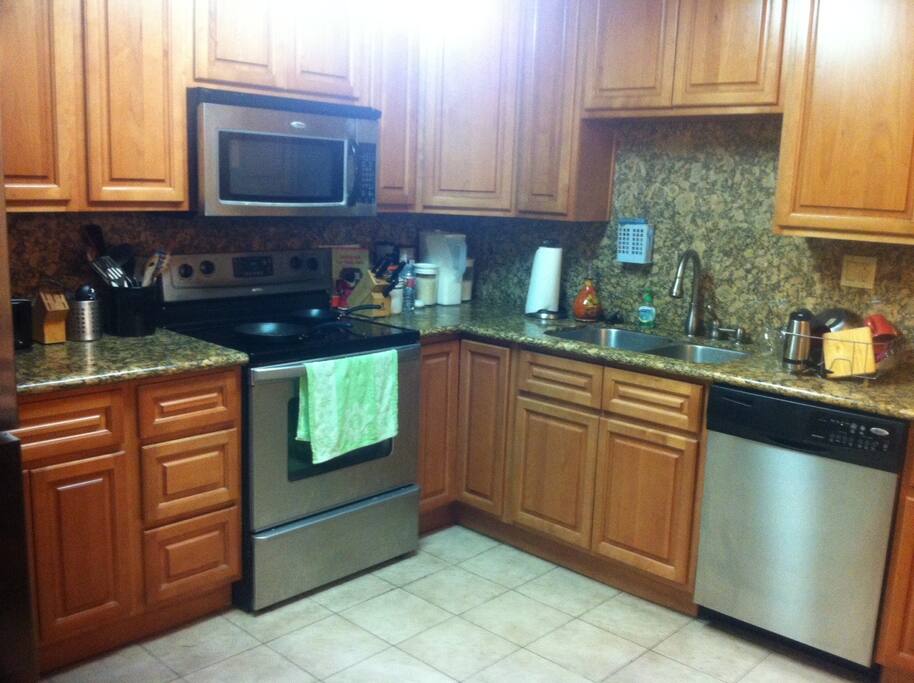 Full kitchen privileges...large dining area too!