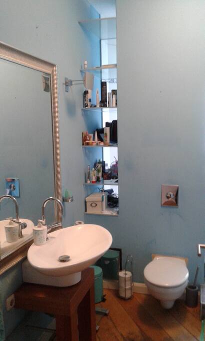 Bad mit Dusche und Badewanne