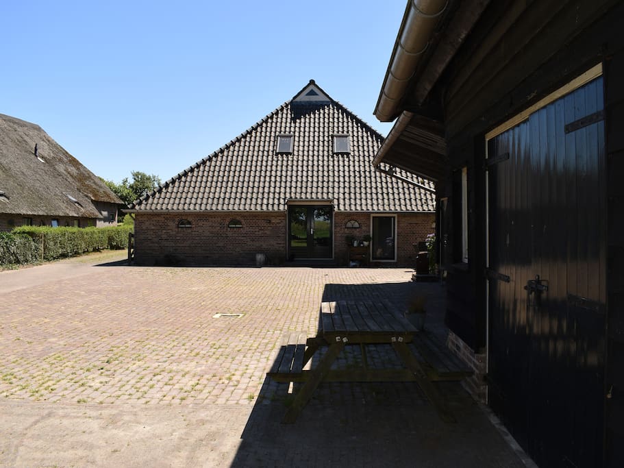 Achterkant B&B en parkeerplek