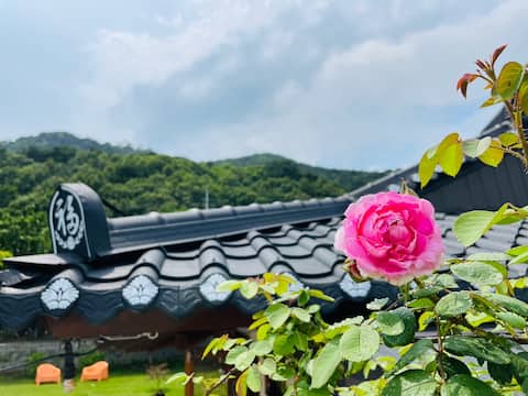 [Located in Geumjin]
Our own space

Hanok house with a spacious yard
Red caravan camping
Bonfire and