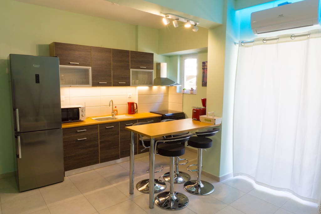 Fully equipped kitchen with multi-function bar table!