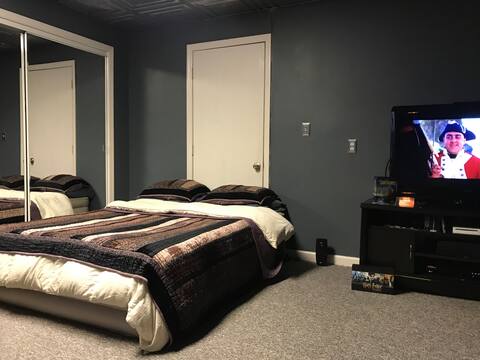 Great Living Quarters! Private Entrance & Pool