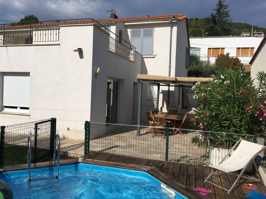 Vue de la maison de la piscine