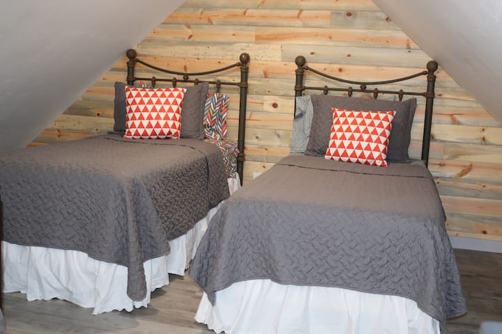 loft con tres camas individuales. Nota: escaleras al loft. Muy empinado.