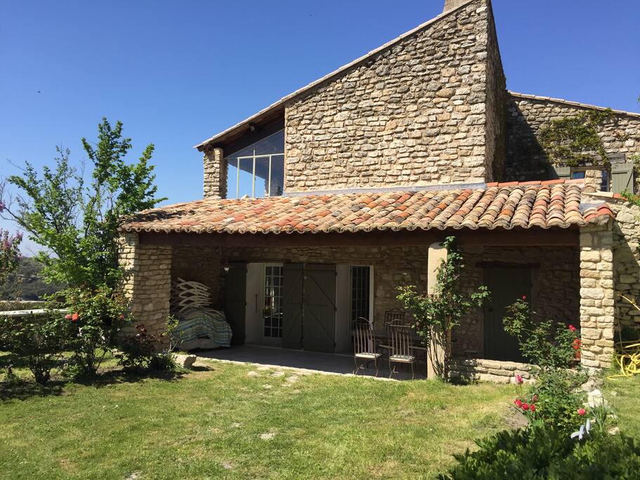 L'entrée de la maison depuis le jardin, en passant par la terrasse ombragée