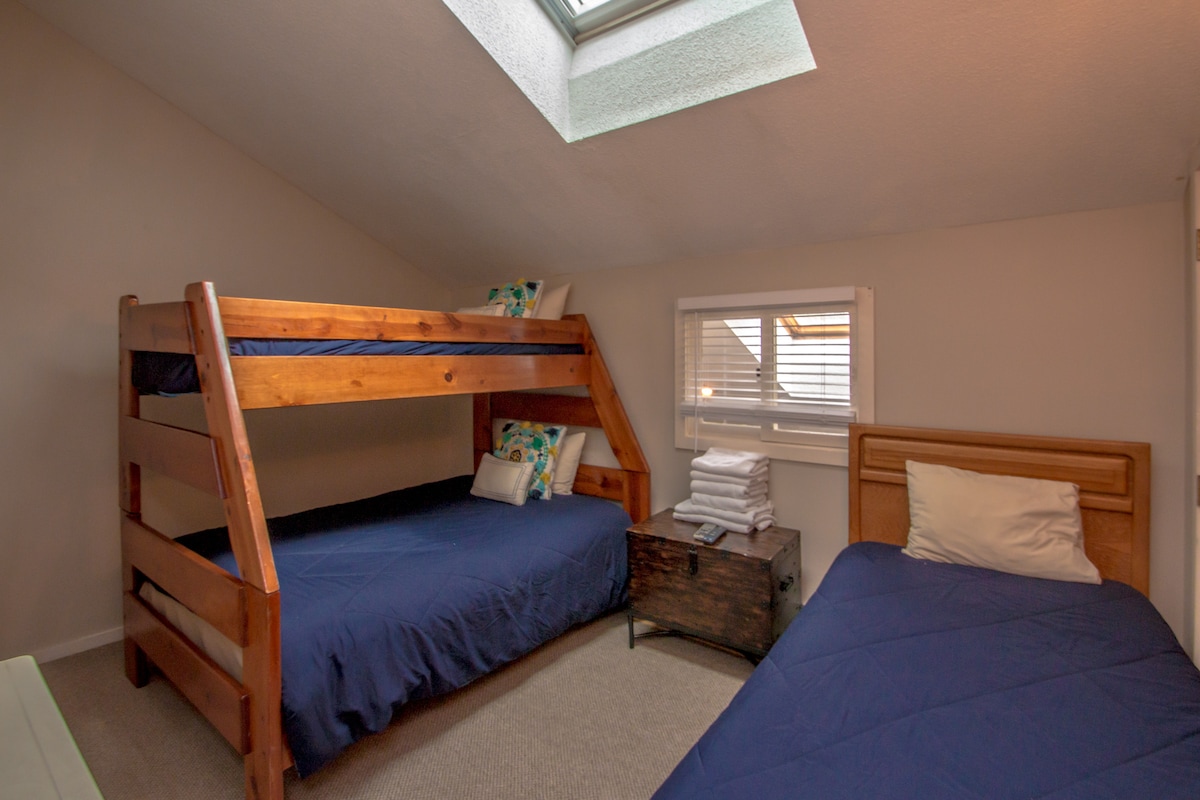 ห้องพักมีเตียงขนาดใหญ่และเตียงเดี่ยว 2 เตียง
