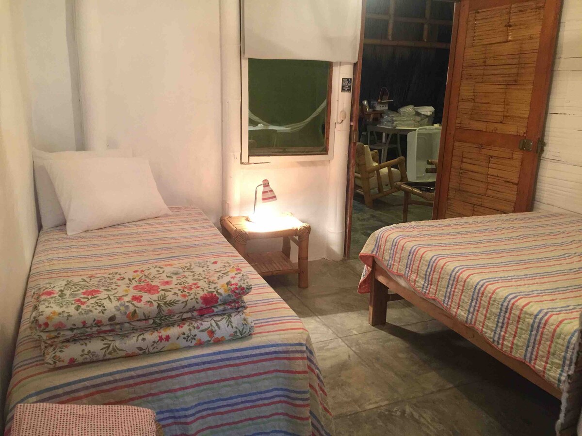 Стая номер 2 с 2 легла (едно единично и едно двойно) в основната къща. 