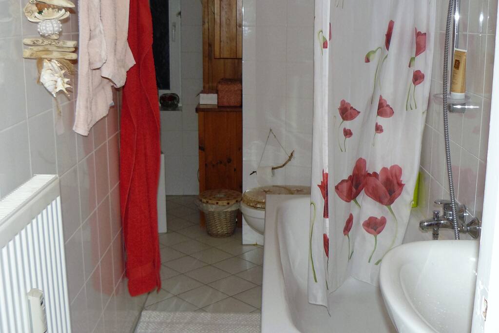 Gemeinsames Badezimmer mit Badewanne