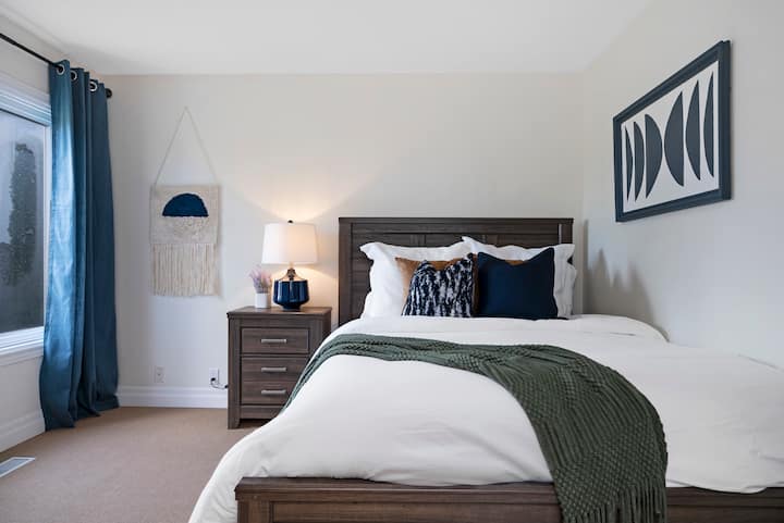 Chambre principale avec lit Queen Size