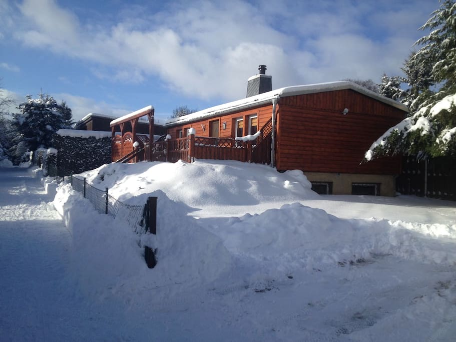 Der Bungalow verschneit im Winter