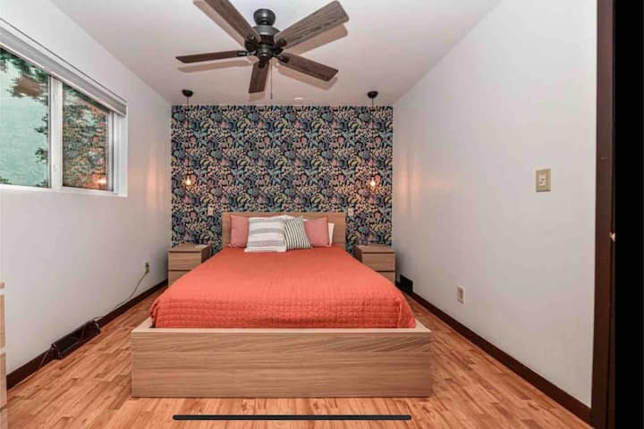 Chumba kikuu cha kulala: Ghorofa Kuu/Kitanda aina ya Queen