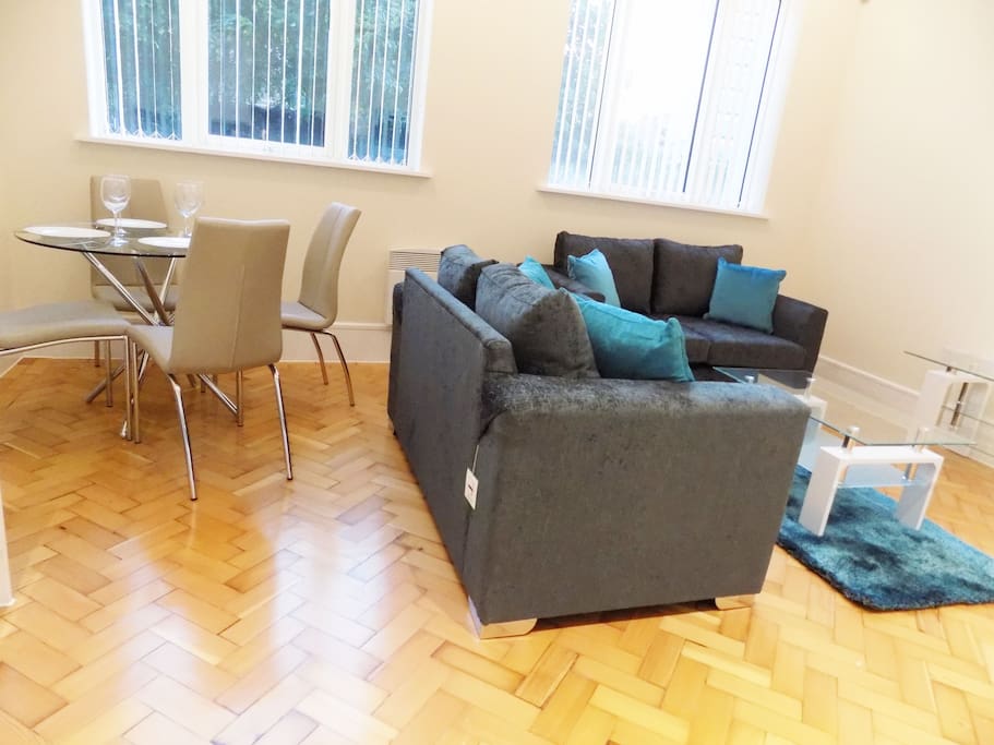 Lounge/Dining Area