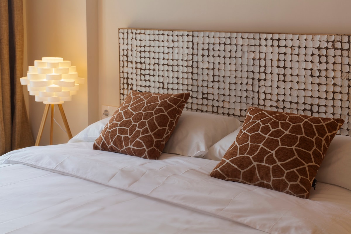 Decoración muy natural. Cama de 150x 190cm. 