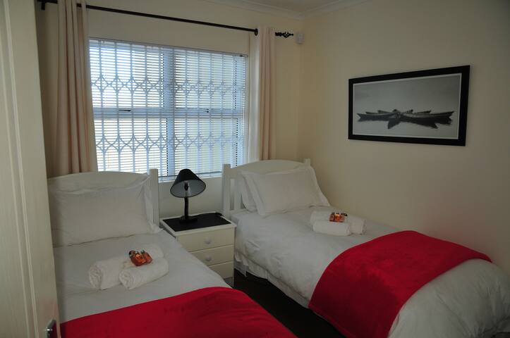 Blouberg Cape Town – Modern 2 bed, 2 bath, garage gallery image 2