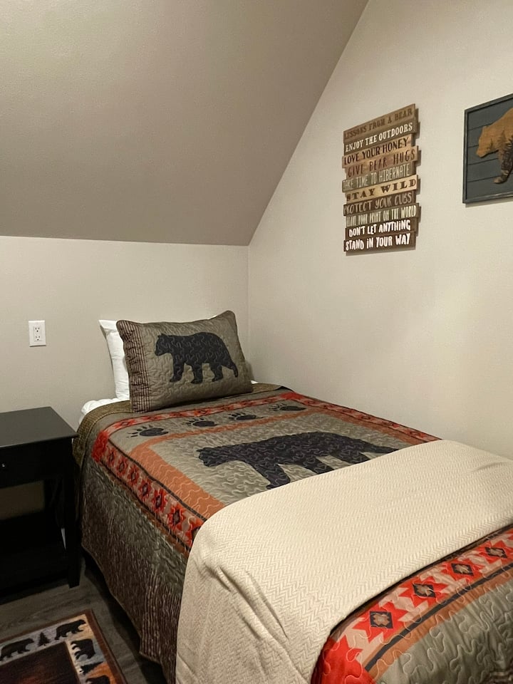 Добре дојдовте во Мечкиното дувло! Оваа соба има двокреветна соба со странична маса.  Тематска тематска завеса на шталата виси на вашата врата за да понуди приватност. 