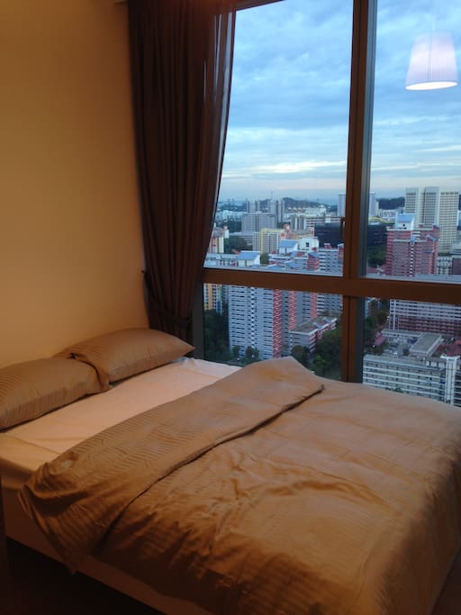 Cozy Queen Bed over looking West Coast