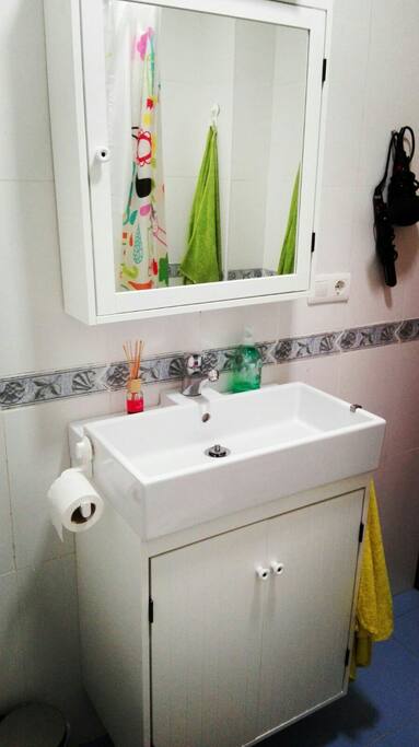 Shared bathroom. Baño compartido