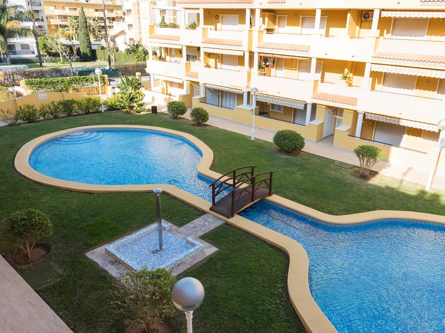 Vista de la piscina desde la terraza